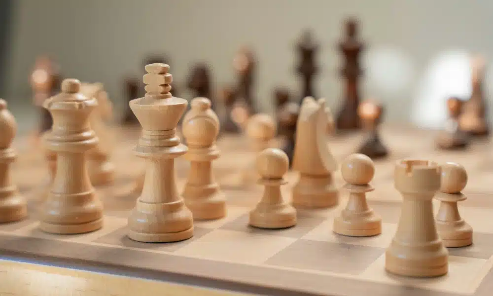 Vignette jeux d'échec en bois pour jouer à deux